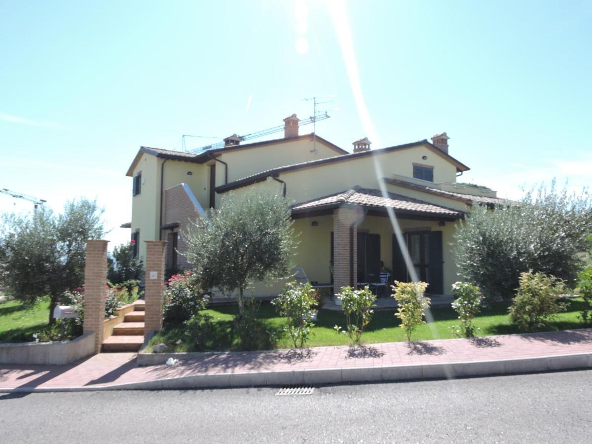 La Casa Di Marco E Lorella Fratta Todina Экстерьер фото